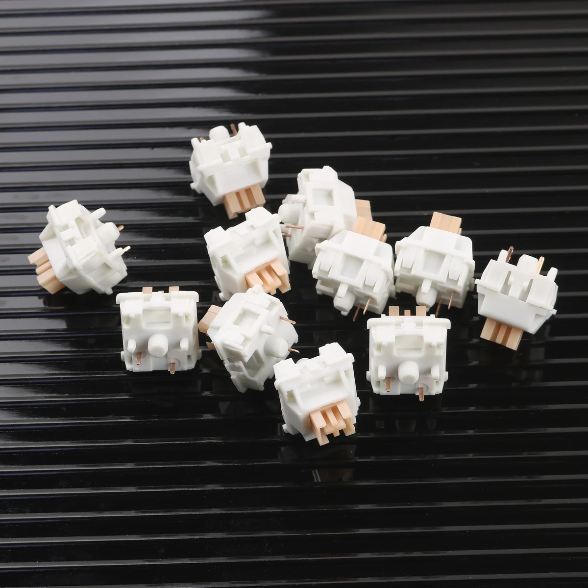 Wholesale Outemu Cream Yellow Pro Silent Tactile Switch 5Pin Pre-Lubed MX Mechanical Keyboard Switch for Custom RGB Keyboard - Gallery Image 2