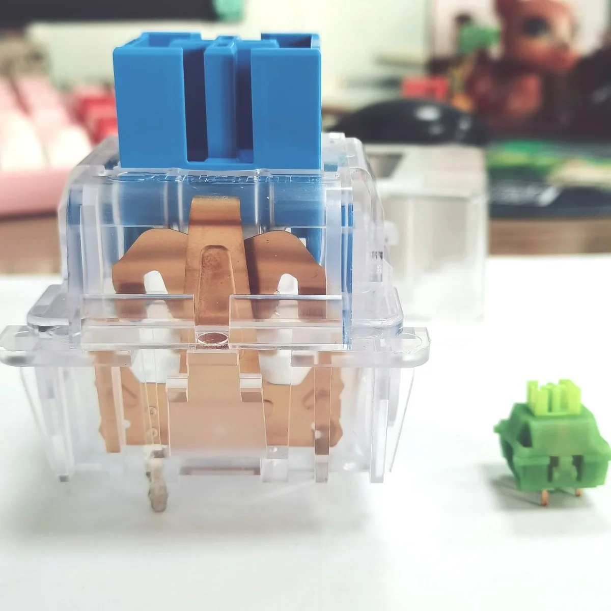 OUTEMU Giant Blue Switch 4X Oversized Mechanical Keyboard Switch Giant Clacky Crispy Sound Switch Desk Toy Display Gift - Gallery Image 5